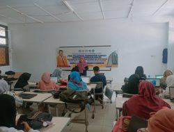 Dosen FBS UNM Bekali Mahasiswa Membuat Leaflet Bertema Kewirausahaan