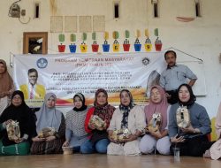 Dosen FSD UNM Latih Ibu Rumah Tangga Manfaatkan Sampah Jadi Produk Kerajinan di Tamarunang Gowa