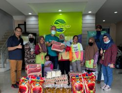 GMTD Bagikan Puluhan Paket Sembako Kepada Petugas Kebersihan
