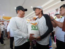 Pj Gubernur Sulsel Salurkan Bantuan Pangan Presiden Jokowi untuk Warga Kurang Mampu di Jeneponto