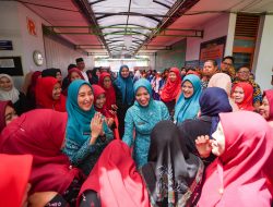 PKK Goes to School, Sofha Marwah Bahtiar Bagikan Bantuan untuk Siswa di Maros dan Pangkep
