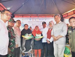 Buka Puasa di Lego-lego, Pj Gubernur Sulsel Bagikan Beras untuk Warga Kurang Mampu