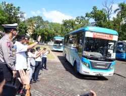 Penjabat Gubernur Sulsel Lepas 500 Peserta Mudik Gratis, Beri Bantuan Paket Sembako