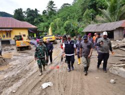 Tembus Titik Longsor Menuju Desa Kadundung, Pj Gubernur Bahtiar Pastikan Ketersediaan Bahan Pangan Warga Korban Bencana