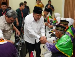 Lepas Kloter 1 Jemaah Haji Embarkasi Makassar, Pj Gubernur: Luruskan Niat Hanya untuk Beribadah