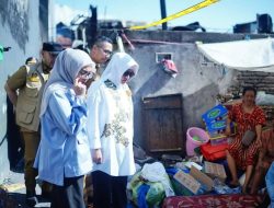 Camat Makassar Dampingi Ketua PKK Kunjungi Korban Kebakaran di Ablam