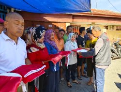 Tindak Lanjuti Instruksi Walikota, Lurah Maccini Parang Bagi Bendera Merah Putih Pada Warga