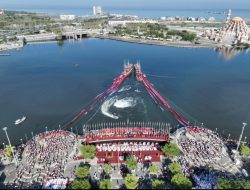 7.900 Meter Bendera Merah Putih Membentang di Perairan Pantai Losari