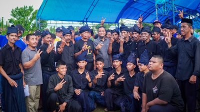 Berpakaian Serba Hitam, Tokoh Adat Kajang Sulsel Meriahkan Kampanye Andi Sudirman di Bulukumba