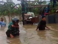 Banjir di Tanralili Maros, Babinsa Serda Ferdiansyah Terjun Langsung Gendong Warga Terdampak
