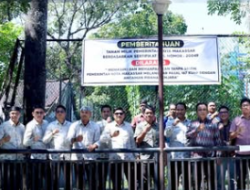 Pemkot Makassar Pasang Spanduk Peringatan di Lapangan Tenis Karebosi untuk Amankan Aset Daerah