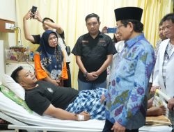 Kunjungi Korban Kebakaran Gedung DPRD Makassar, Menteri Agama Sampaikan Dukungan